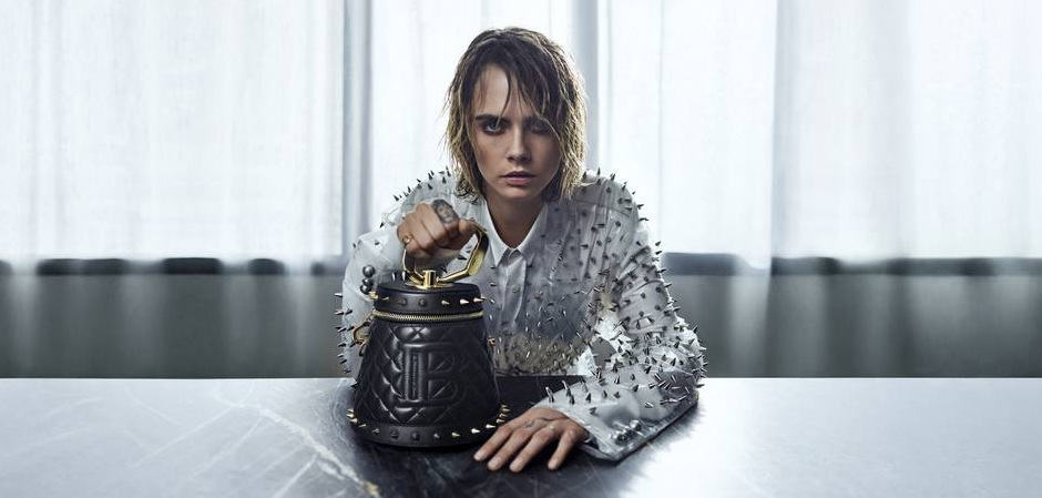 Актриса и супермодель Кара Делевинь создала для Дома моды Balmain сумки, впервые выступив дизайнером.