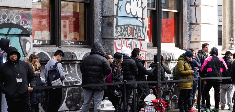 The designers covered the walls of the historic building with slogans and drawings from the Supreme brand 