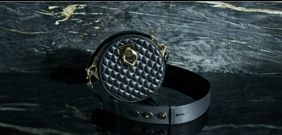 Актриса и супермодель Кара Делевинь создала для Дома моды Balmain сумки, впервые выступив дизайнером.